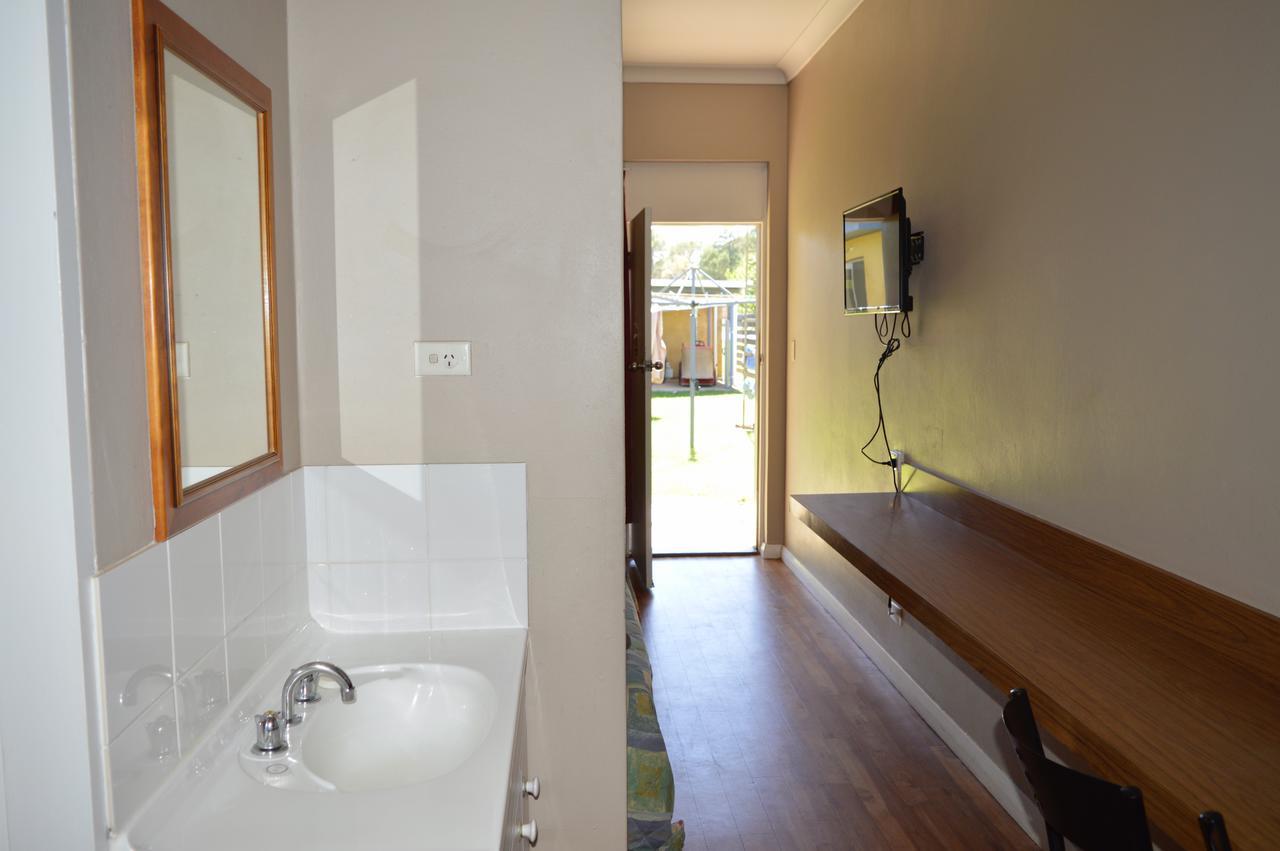 Brolga Hotel Motel - Coleambally Buitenkant foto
